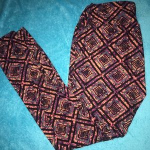 Dark red diamond designed LulaRoe OS Leggings